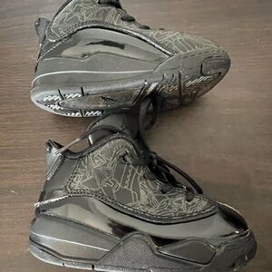 Nike Black Sneakers with Reflective Accents and Cushioned Sole